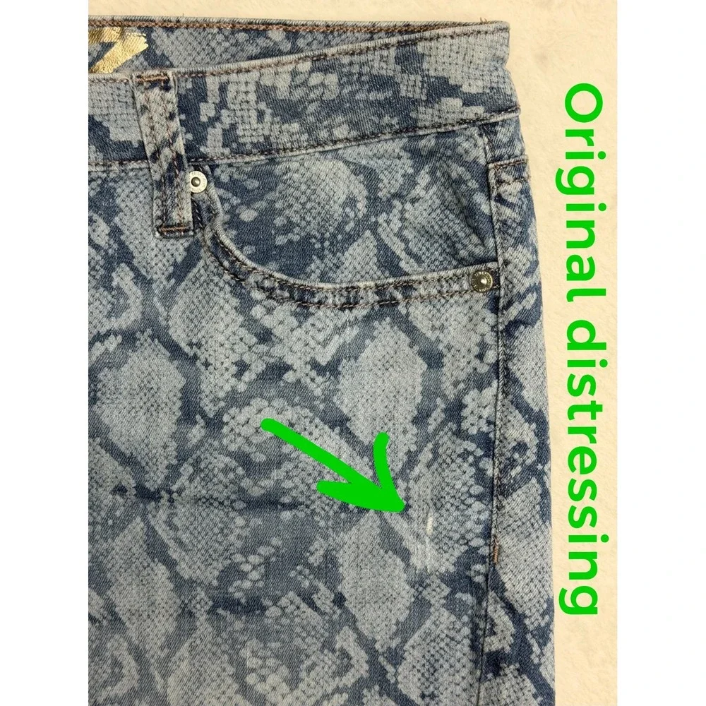 Seven 7 Weekend Women's Shorts Size 10 Light Denim Snake Skin Print Stretch